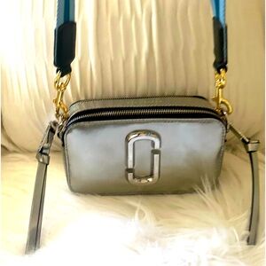 MARC JACOBS 
Metallic Crossbody Snapshot Camera Bag Silver leather